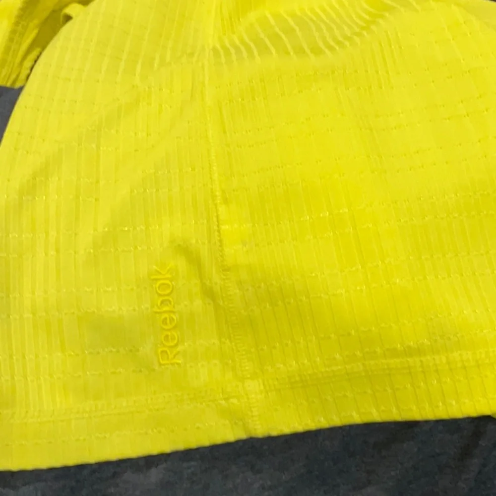 Reebok running/workout top - Picture 4 of 4